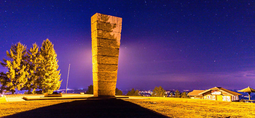 On Glavudža or Šumatno Hill, only five kilometers away from the center of the tourist place Zlatibor,
there is a memorial obelisk to the executed partisan wounded on Kraljeve vode and Palisade in 1941.
The verses of Vasko Popa are written on the monument itself: 